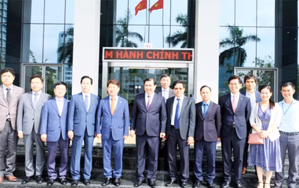 Đoàn công tác TP Daegu (Hàn Quốc) chụp ảnh lưu niệm cùng lãnh đạo TP Đà Nẵng trong khuôn khổ chuyến thăm (ảnh:Hiền Trang)