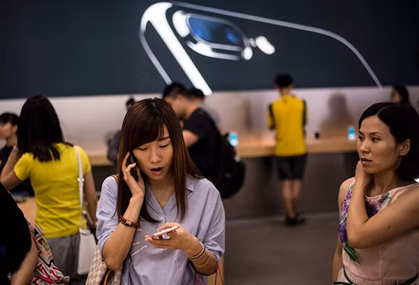 một số công ty tại Trung Quốc đã phát hành một cảnh báo đến nhân viên của mình rằng họ sẽ bị sa thải nếu mua iPhone 7 hoặc iPhone 7 Plus.