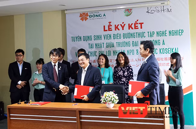 Sáng 17/10, tại Đại học Đông Á đã ký kết thỏa thuận với 2 Tổ chức phi lợi nhuận của Nhật Bản đưa 18 sinh viên chuyên ngành điều dưỡng đầu tiên đi Nhật Bản thực tập.