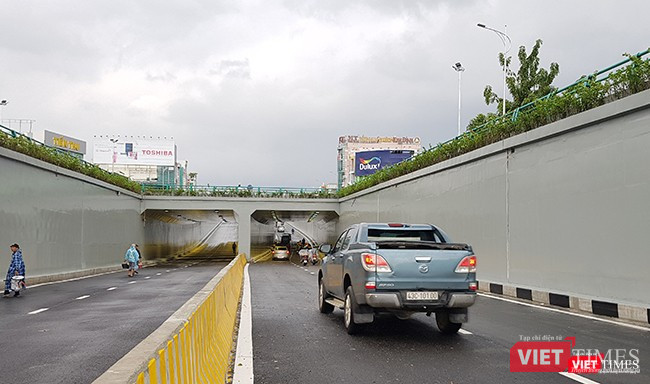 Dòng phương tiện đầu tiên đi qua hầm chui Điện Biên Phủ