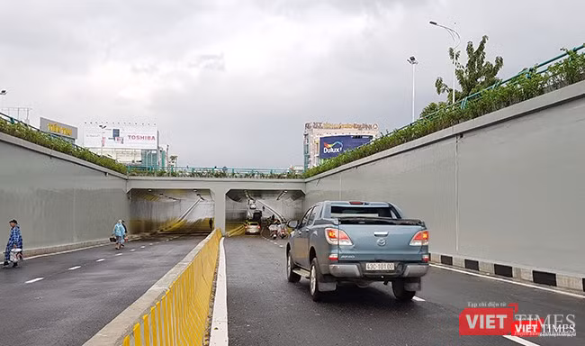 Dòng phương tiện đầu tiên đi qua hầm chui Điện Biên Phủ