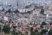 Phá dỡ loạt ngôi nhà ven sông Hồng để xây cầu Trần Hưng Đạo
