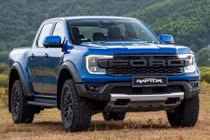 Ngoài động cơ mới, Ranger Raptor V6 gần như không thay đổi về ngoại hình so với phiên bản Raptor trước đó. Ảnh: Ford.