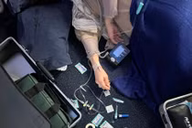 Bác sĩ Việt cấp cứu hành khách ngất xỉu ở độ cao 10.000 m