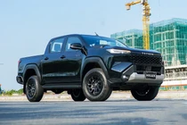 Toyota Hilux 2026 vẫn có 3 phiên bản nhưng tùy chọn động cơ đã thay đổi. Ảnh: Toyota.