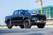 Toyota Hilux 2026 vẫn có 3 phiên bản nhưng tùy chọn động cơ đã thay đổi. Ảnh: Toyota.