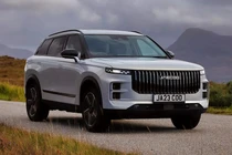 Jaecoo 7 được khách hàng Anh ưa chuộng vì kiểu dáng giống với Range Rover. Ảnh: Carscoops.