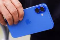 iPhone 17 tiêu chuẩn giữ giá khá tốt, có phiên bản chỉ giảm 400.000 đồng sau hơn nửa năm mở bán. Ảnh: Minh Tuấn Mobile.