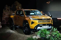 Khách mua Toyota Hilux Trailhunter màu cam có thể phải chờ tới tháng 5 mới nhận xe. Ảnh: Tùng Trịnh.