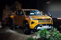 Khách mua Toyota Hilux Trailhunter màu cam có thể phải chờ tới tháng 5 mới nhận xe. Ảnh: Tùng Trịnh.