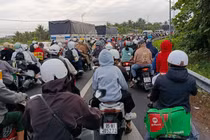 Dòng xe từ miền Tây hướng về TP.HCM sáng mùng 6 Tết. Ảnh: Susan Pham.