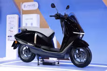 Honda UC3 dùng mô tơ đặt ở bánh sau, pin LFP cố định và cốp 26 lít, tầm hoạt động công bố hơn 120 km mỗi lần sạc. Ảnh: Thairath.