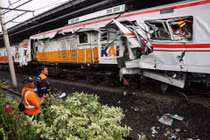 Các kỹ thuật viên tại hiện trường vụ tai nạn tàu hỏa sáng 28/4. Ảnh: Reuters.