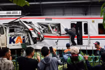 Hiện trường vụ va chạm chết người giữa tàu nội đô và tàu đường dài, tại Bekasi, ngoại ô Jakarta, Indonesia, ngày 28/4. Ảnh: Reuters/Willy Kurniawan.