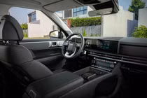 Sau khi về đại lý, Hyundai Santa Fe Hybrid được áp dụng ưu đãi giảm giá trực tiếp để kích cầu cuối năm. Ảnh: Hyundai.