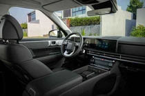 Sau khi về đại lý, Hyundai Santa Fe Hybrid được áp dụng ưu đãi giảm giá trực tiếp để kích cầu cuối năm. Ảnh: Hyundai.