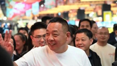 Ông chủ Pangdonglai cùng các khách hàng. Ảnh: Thepaper.