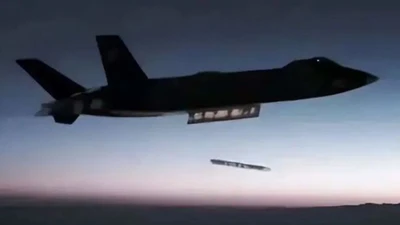 Hình ảnh đầu tiên về J-20 phóng tên lửa PL-16. Ảnh: HK01.