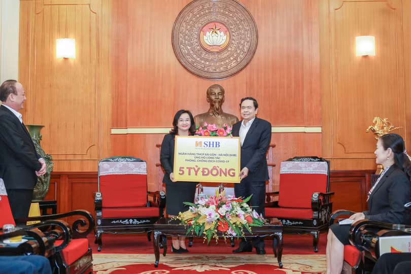 SHB trao 5 tỷ đồng ủng hộ công tác phòng chống dịch COVID-19 thông qua Ủy ban Trung ương Mặt trận Tổ quốc Việt Nam SHB đã trao 5 tỷ đồng ủng hộ công tác phòng chống dịch COVID-19 thông qua Ủy ban Trung ương Mặt trận Tổ quốc Việt Nam