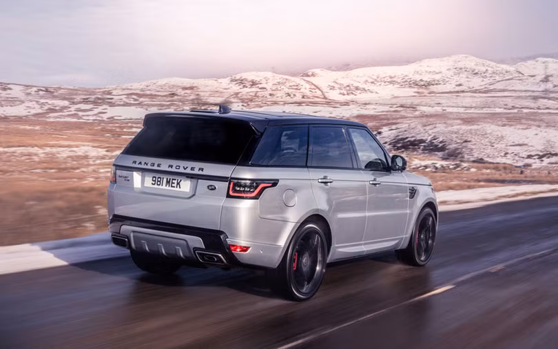 Ngoại thất của Range Rover Sport HST được tạo điểm nhấn bằng các chi tiết trang trí sợi carbon. Ngoại thất của Range Rover Sport HST được tạo điểm nhấn bằng các chi tiết trang trí sợi carbon.