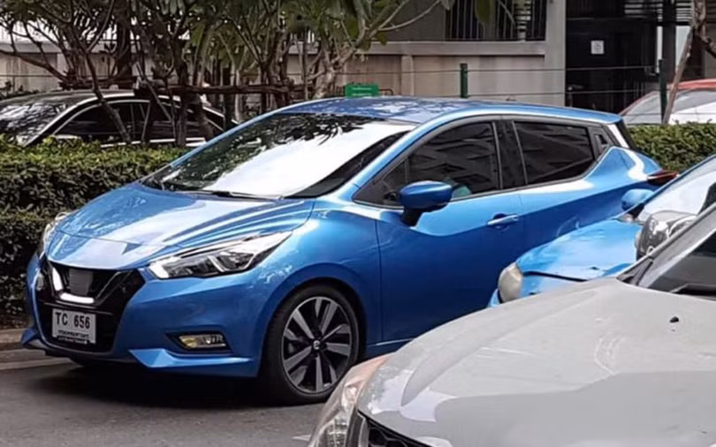 Mirage được cho là chia sẽ thiết kế và khung gầm với mẫu Nissan March. Mirage được cho là chia sẽ thiết kế và khung gầm với mẫu Nissan March.