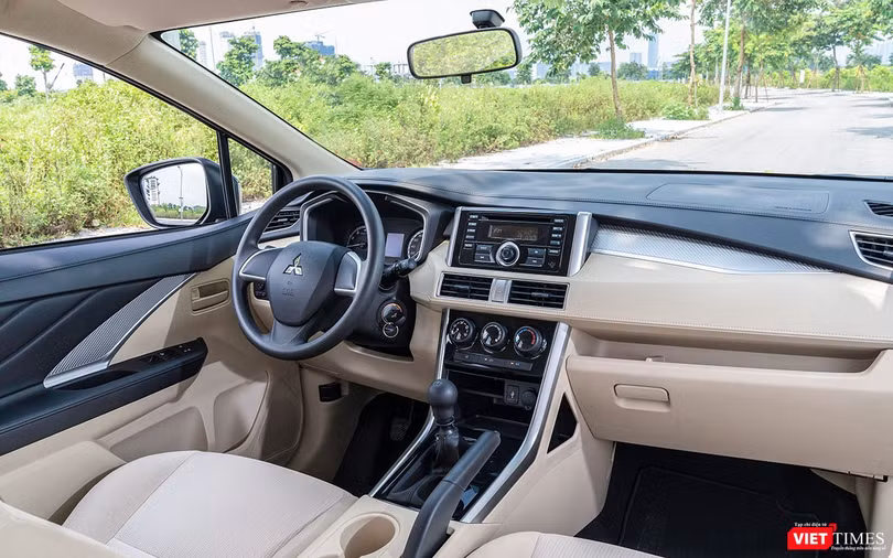 Tổng thế khoang lái của Mitsubishi Xpander phiên bản số sàn dù sử dụng chủ yếu bằng nhựa cứng và chất liệu nỉ nhưng không hề tạo cảm giác rẻ tiền. Tổng thế khoang lái của Mitsubishi Xpander phiên bản số sàn dù sử dụng chủ yếu bằng nhựa cứng và chất liệu nỉ nhưng không hề tạo cảm giác rẻ tiền.