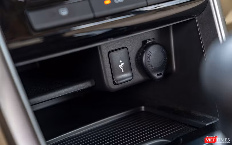 Cổng USB được bố trí ở hốc đồ phía dưới của bảng điều khiển trung tâm. Cổng USB được bố trí ở hốc đồ phía dưới của bảng điều khiển trung tâm.