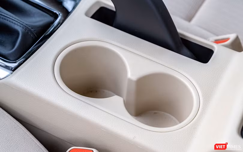 Giá đề cốc ở trung tâm hàng ghế trước nhưng nếu để các chai nước 0,5L thì đôi khi nó làm vướng thao tác chuyển số. Giá đề cốc ở trung tâm hàng ghế trước nhưng nếu để các chai nước 0,5L thì đôi khi nó làm vướng thao tác chuyển số.