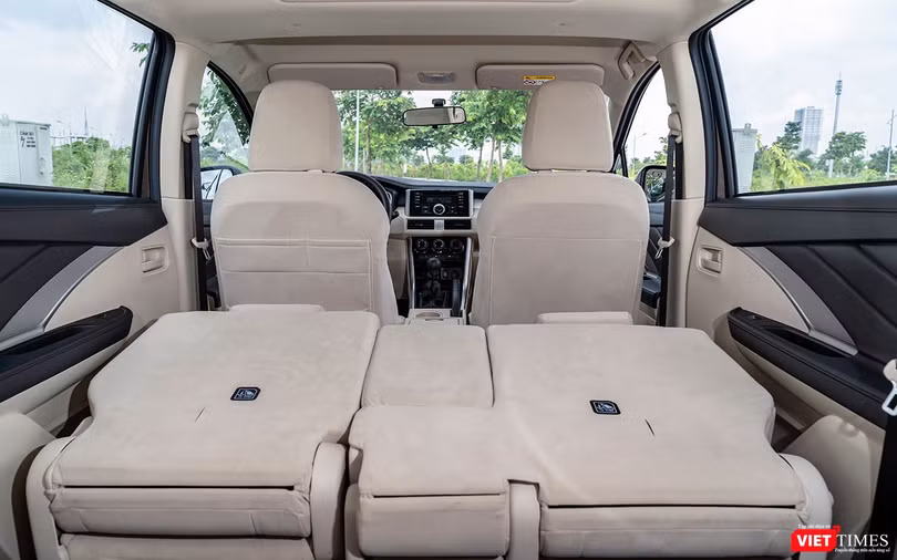 Tạo tác gập hàng ghế thứ 2 xuống vô cùng đơn giản với chỉ một thao tác gạt lẫy. Tạo tác gập hàng ghế thứ 2 xuống vô cùng đơn giản với chỉ một thao tác gạt lẫy.