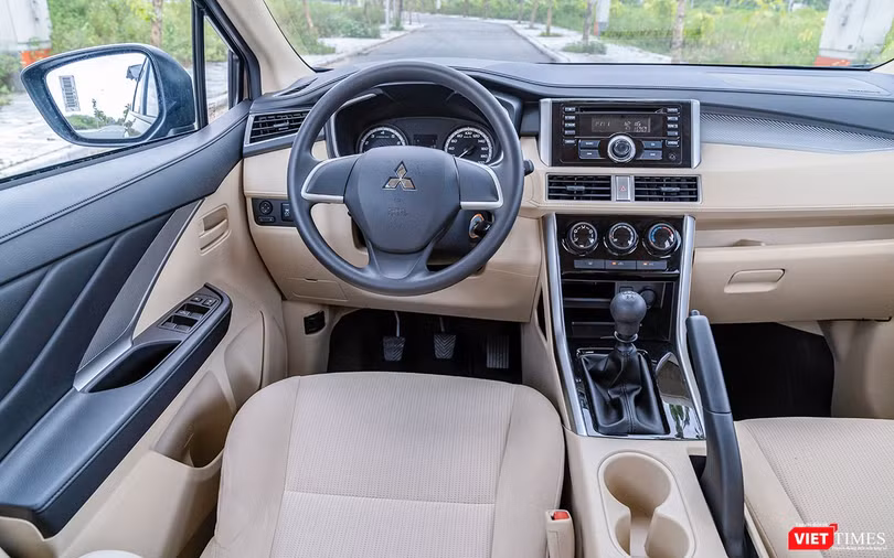 Tổng thế khoang lái của Mitsubishi Xpander phiên bản số sàn dù sử dụng chủ yếu bằng nhựa cứng và chất liệu nỉ nhưng không hề tạo cảm giác rẻ tiền. Tổng thế khoang lái của Mitsubishi Xpander phiên bản số sàn dù sử dụng chủ yếu bằng nhựa cứng và chất liệu nỉ nhưng không hề tạo cảm giác rẻ tiền.