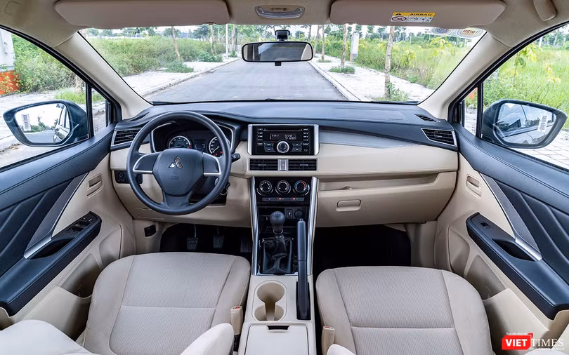 Tổng thế khoang lái của Mitsubishi Xpander phiên bản số sàn dù sử dụng chủ yếu bằng nhựa cứng và chất liệu nỉ nhưng không hề tạo cảm giác rẻ tiền. Tổng thế khoang lái của Mitsubishi Xpander phiên bản số sàn dù sử dụng chủ yếu bằng nhựa cứng và chất liệu nỉ nhưng không hề tạo cảm giác rẻ tiền.