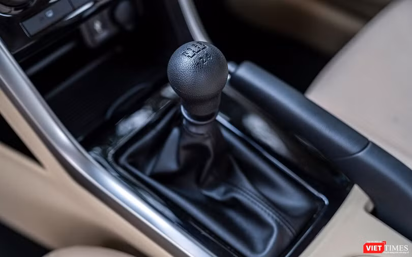 Hộp số sàn 5 cấp không được trang bị âm thanh thông báo khi lùi xe, khiến người lái đôi lúc khó phân biệt khi nào vào số 1 và khi nào vào số R dù đã thao tác đúng cách. Hộp số sàn 5 cấp không được trang bị âm thanh thông báo khi lùi xe, khiến người lái đôi lúc khó phân biệt khi nào vào số 1 và khi nào vào số R dù đã thao tác đúng cách.