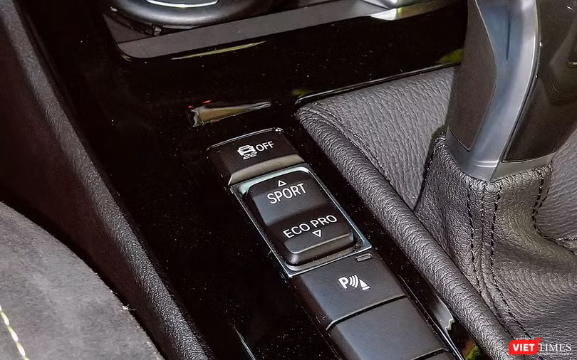 BMW X2 có hệ thống chuyển đổi chế độ vận hành Driving Experience Control cho phép người lái lựa chọn các chế độ như Comfort, Eco Pro và Sport. Bên cạnh đó, nó còn được trang bị hệ thống lùi chuồng bán tự động.