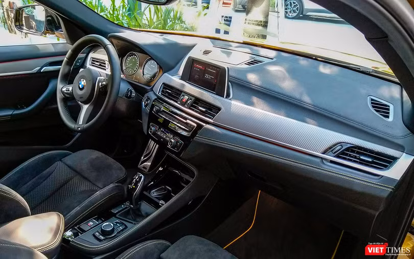 BMW X2 được trang bị nội thất ghế da Alcantara pha nỉ, chỉnh điện và nhớ 2 vị trí, điều hòa tự động 2 vùng độc lập, màn hình trung tâm không cảm ứng và được điều chỉnh qua tổ hợp núm xoay ở phía dưới. Cửa sổ trời là trang bị tùy chọn.