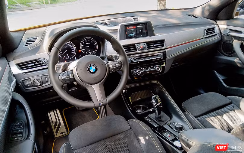 Khoang lái của BMW X2 được chia sẻ thiết kế với người em X1 nhưng được làm mới ở một chi tiết như cần số, cụm đồng hồ. Bên cạnh đó, X2 còn sở hữu hệ thống đèn viền nội thất có thể tự thay đổi 6 màu sắc khác nhau.
