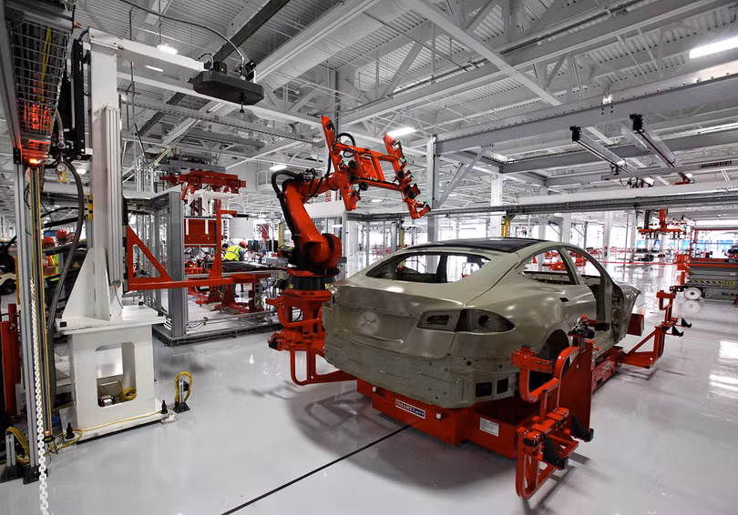 Tesla thừa nhận sử dụng quá nhiều rô bốt trong quá trình sản xuất đã khiến cho chiếc Model 3 bị chậm tiến độ. Tesla thừa nhận sử dụng quá nhiều rô bốt trong quá trình sản xuất đã khiến cho chiếc Model 3 bị chậm tiến độ.