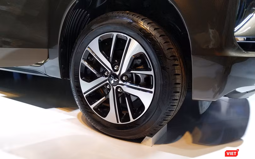 La-zăng có thiết kế phay bóng 5 chấu kép thể thao nhưng kích thước bản số sàn sẽ chỉ có 16 inch. La-zăng có thiết kế phay bóng 5 chấu kép thể thao nhưng kích thước bản số sàn sẽ chỉ có 16 inch.
