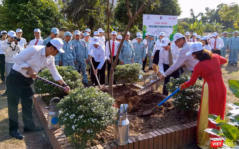 Đại diện Toyota Việt Nam, Bộ Tài nguyên và Môi trường và hai trường THCS của Nam Định thực hiện nghi thức trồng cây. Đại diện Toyota Việt Nam, Bộ Tài nguyên và Môi trường và hai trường THCS của Nam Định thực hiện nghi thức trồng cây.