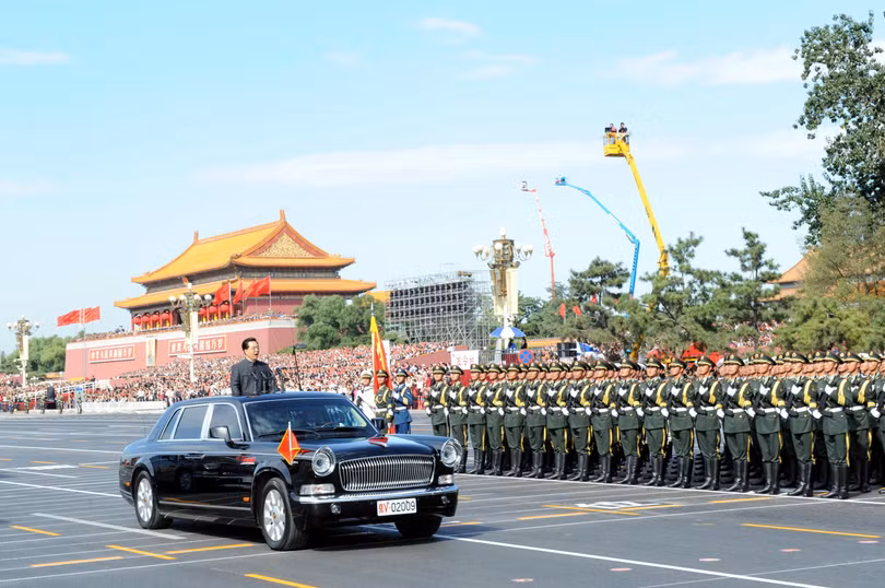 Mẫu Hongqi HQE Limousine chở nguyên Chủ tịch nước Hồ Cẩm Đào trong ngày lễ Quốc Khánh Trung Quốc, đây cũng là mẫu xe đã từng chở các vị lãnh đạo tiền nhiệm như Giang Trạch Dân (1999), Đặng Tiểu Bình (1984) và Mao Trạch Đông (Ảnh: Tân hoa xã)