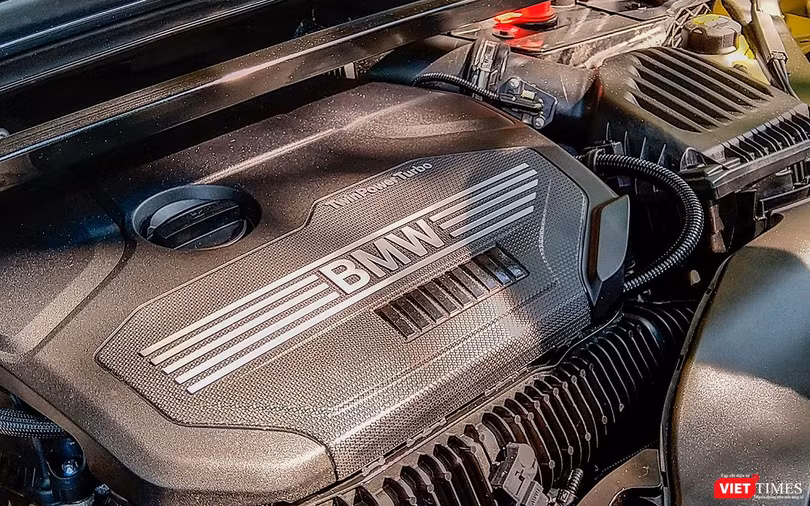 BMW X2 được trang bị động cơ 2.0L Twin Power Turbo công suất 192 mã lực, mô-men xoắn 280 Nm đi kèm hộp số ly hợp kép 7 cấp Steptronic, giúp chiếc xe tăng tốc từ 0-100 km/h trong 7,7 giây, đạt vận tốc tối đa 227 km/h.