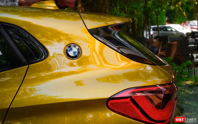 Ngoài hai logo BMW ở phần đầu và đuôi xe, BMW X2 còn được bổ sung thêm hai logo BMW nữa ở hai bên cột trụ C gợi nhớ tới thiết kế của những chiếc BMW coupe cổ điển như 2000 CS và 3.0 CSL.