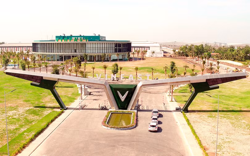 Cánh cổng ra vào được thiết kế dựa trên ý tưởng tạo hình phần đầu của hai mẫu ô tô VinFast Cánh cổng ra vào được thiết kế dựa trên ý tưởng tạo hình phần đầu của hai mẫu ô tô VinFast
