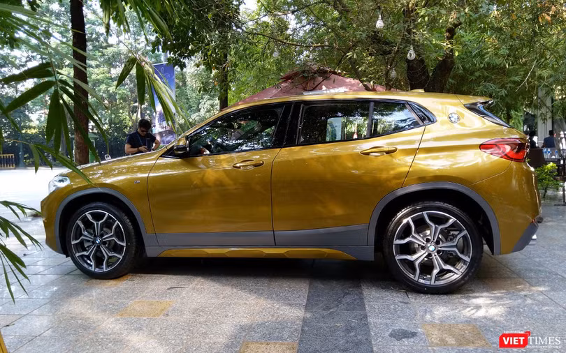 Không giống như “đàn anh” X4 và X6 theo thiên hướng Coupe, BMW X2 vẫn giữ nguyên phong cách Crossover nhưng được thiết kế để tạo nên một dáng vẻ năng động, thanh lịch và thể thao hơn. Kích thước tổng thể của X2 lần lượt là 4.373 x 1.824 x 1.526 mm. Nó cũng ngắn hơn người em X1 dù có cùng chiều dài cơ sở 2.670 mm.