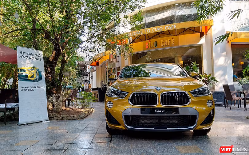 Mẫu X2 là thành viên mới và ấn tượng nhất trong gia đình BMW X-Series khi chính thức được giới thiệu ra toàn cầu vào tháng 10/2017 . BMW X2 được phát triển chung nền tảng khung gầm UKL2 giống như đàn em X1 hay MINI Countryman và là một trong 23 mẫu xe hoàn toàn mới được thiết kế dựa trên nền tảng này.