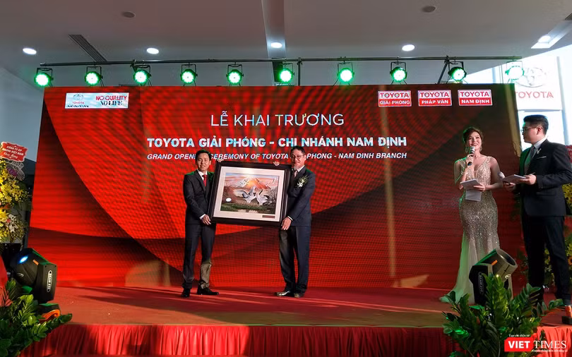 Ông Toru Kinoshita – Tổng Giám đốc Toyota Việt Nam trao kỷ niệm chương cho đại lý Toyota Giải Phóng - chi nhánh Nam Định