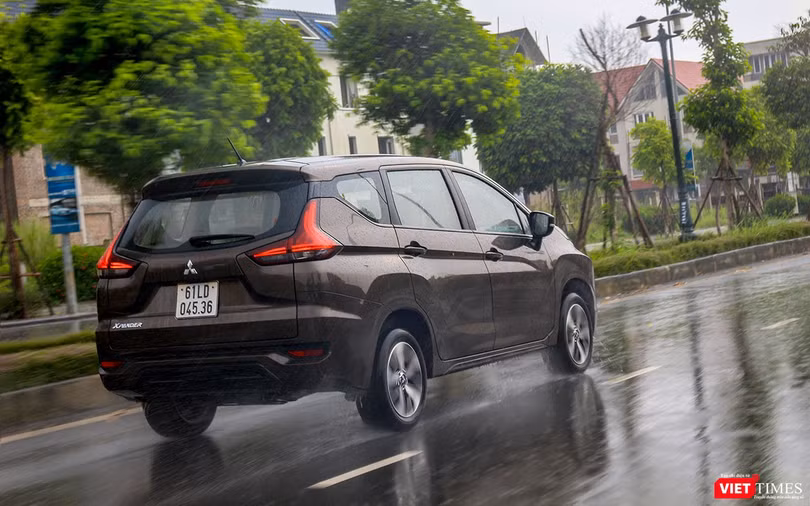 Trên đường nhựa bằng phẳng, Mitsubishi Xpander tỏ ra êm ái, thoải mái nhưng với đường mấp mô, thân xe bị rung lắc do hệ thống treo hơi mềm. Trên đường nhựa bằng phẳng, Mitsubishi Xpander tỏ ra êm ái, thoải mái nhưng với đường mấp mô, thân xe bị rung lắc do hệ thống treo hơi mềm.