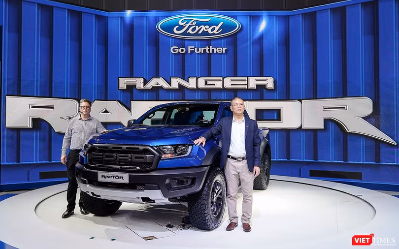 Ông Damien Ross - kỹ sư trưởng dòng Ranger Raptor và ông Ông Phạm Văn Dũng - Tổng Giám đốc Ford Việt Nam bên cạnh chiếc Ford Ranger Raptor được ra mắt tại triển lãm VMS 2018. Ông Damien Ross - kỹ sư trưởng dòng Ranger Raptor và ông Ông Phạm Văn Dũng - Tổng Giám đốc Ford Việt Nam bên cạnh chiếc Ford Ranger Raptor được ra mắt tại triển lãm VMS 2018.