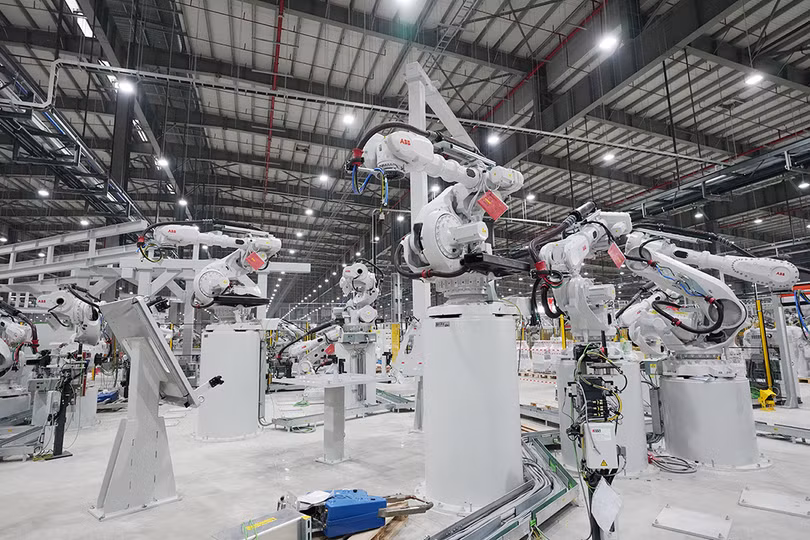 Các Robot đơn lẻ được liên động thành từng cụm phối hợp nhịp nhàng, tự động hóa 100%. Xưởng Hàn thân vỏ là xưởng có ứng dụng 4.0 ở nhiều phạm vi khác nhau ví dụ như giám sát thiết bị, đánh giá tối ưu hóa quy trình sản xuất, tối ưu hiệu quả sử dụng thiết bị, quản lý công tác bảo trì, linh hoạt thay đổi khi thay đổi dòng xe. Các Robot đơn lẻ được liên động thành từng cụm phối hợp nhịp nhàng, tự động hóa 100%. Xưởng Hàn thân vỏ là xưởng có ứng dụng 4.0 ở nhiều phạm vi khác nhau ví dụ như giám sát thiết bị, đánh giá tối ưu hóa quy trình sản xuất, tối ưu hiệu quả sử dụng thiết bị, quản lý công tác bảo trì, linh hoạt thay đổi khi thay đổi dòng xe.