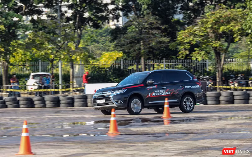 Mitsubishi Triton và Outlander sẽ là 2 mẫu xe thể hiện màn biểu diễn drift trong 3 ngày trải nghiệm. Mitsubishi Triton và Outlander sẽ là 2 mẫu xe thể hiện màn biểu diễn drift trong 3 ngày trải nghiệm.