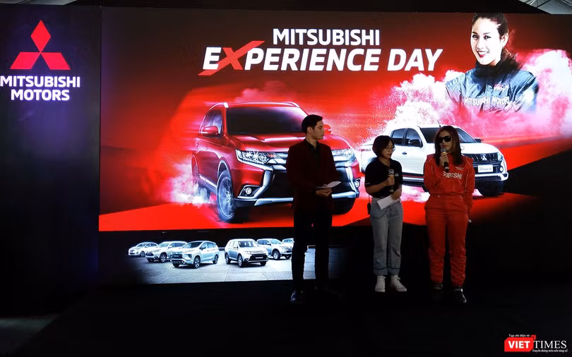 Lần đầu tiên một chương trình lái thử xe có sự xuất hiện của một nữ tay đua chuyên nghiệp. Lần đầu tiên một chương trình lái thử xe có sự xuất hiện của một nữ tay đua chuyên nghiệp.